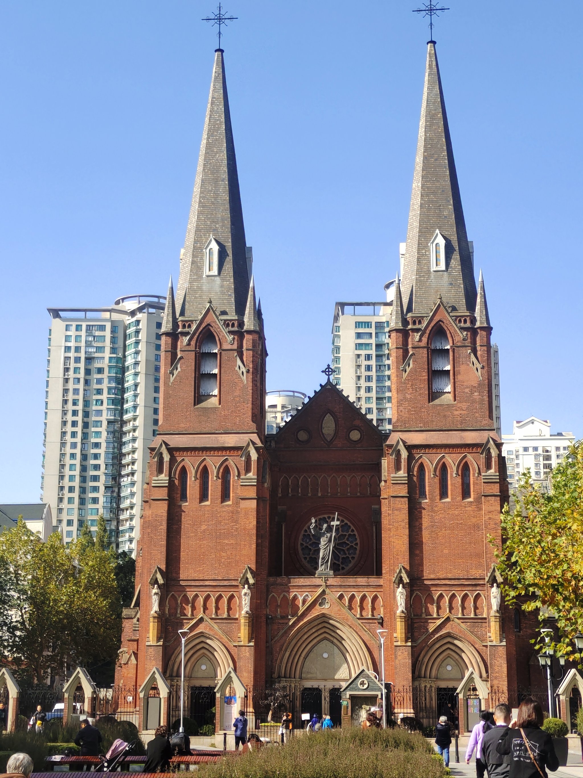 《数据心脏的脉动:揭秘全球顶尖网络公司的服务器帝国》